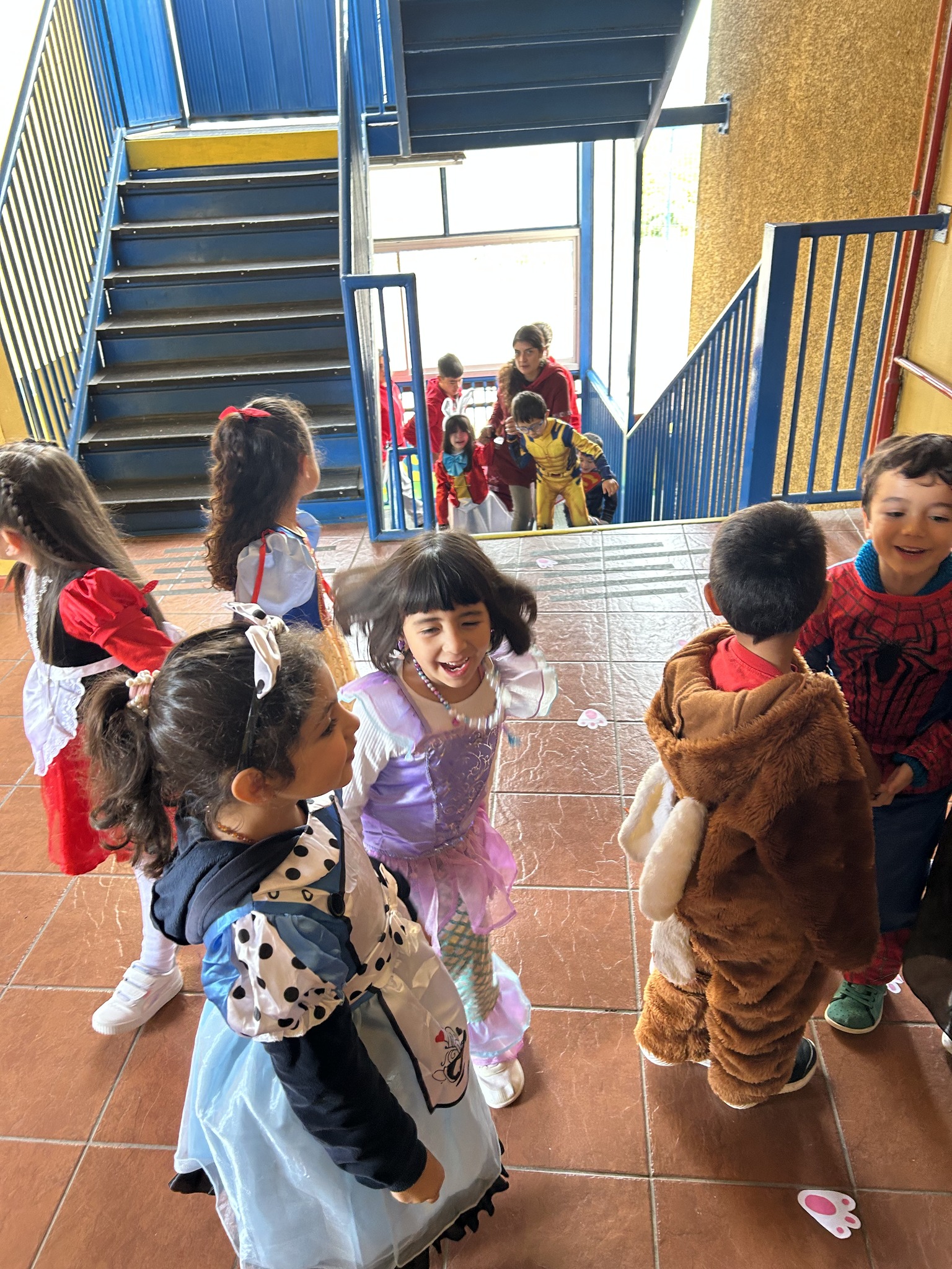 ¡El apadrinamiento de nuestros queridos estudiantes de 4° medio a los pequeñitos de Kínder! 2025 - 492615005_1158783642711293_7747842557044381325_n.jpg